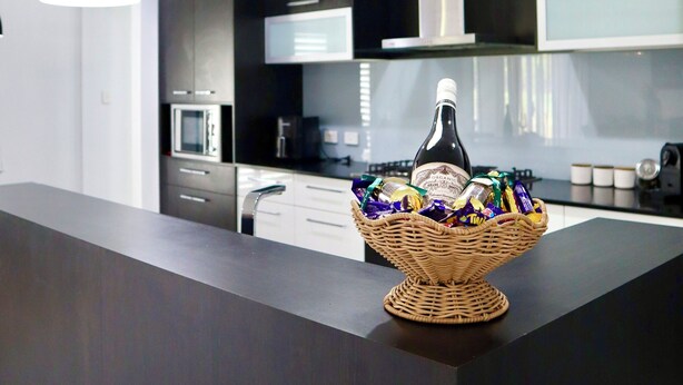 A modern kitchen with dark cabinetry, stainless steel appliances, and pendant lighting. - Two Williams Estate - Hunter Valley
4 Bedrooms, 2 Bathrooms, Pool Table (Kitchener)
