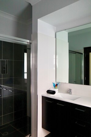 Shower, hair dryer, towels, soap - Two Williams Estate - Hunter Valley
4 Bedrooms, 2 Bathrooms, Pool Table (Kitchener)