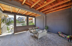 Outdoor dining - Cozy apartment in Okrug Gornji with WiFi (Okrug Gornji)