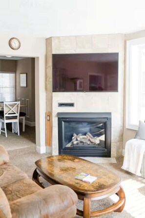 Smart-tv, eldstad, dvd-spelare och böcker