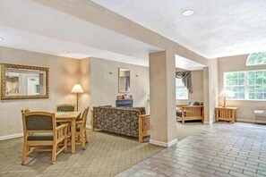 Living area - Sturbridge Plaza Hotel (Sturbridge)