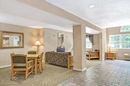 TV. Sturbridge Plaza Hotel