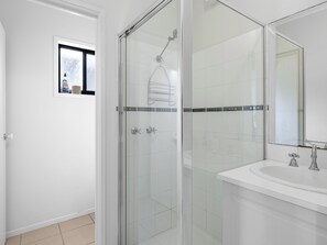 Shower, hair dryer, towels, soap - Ocean Breeze - WiFi, Linen and a short walk to beautiful Sandy point beach (Sandy point)