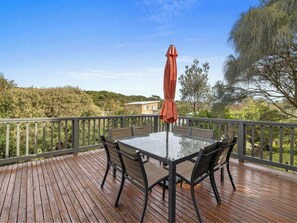 Outdoor dining - Ocean Breeze - WiFi, Linen and a short walk to beautiful Sandy point beach (Sandy point)