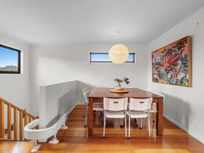Dining - Ocean Breeze - WiFi, Linen and a short walk to beautiful Sandy point beach (Sandy point)