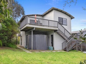 Exterior - Ocean Breeze - WiFi, Linen and a short walk to beautiful Sandy point beach (Sandy point)
