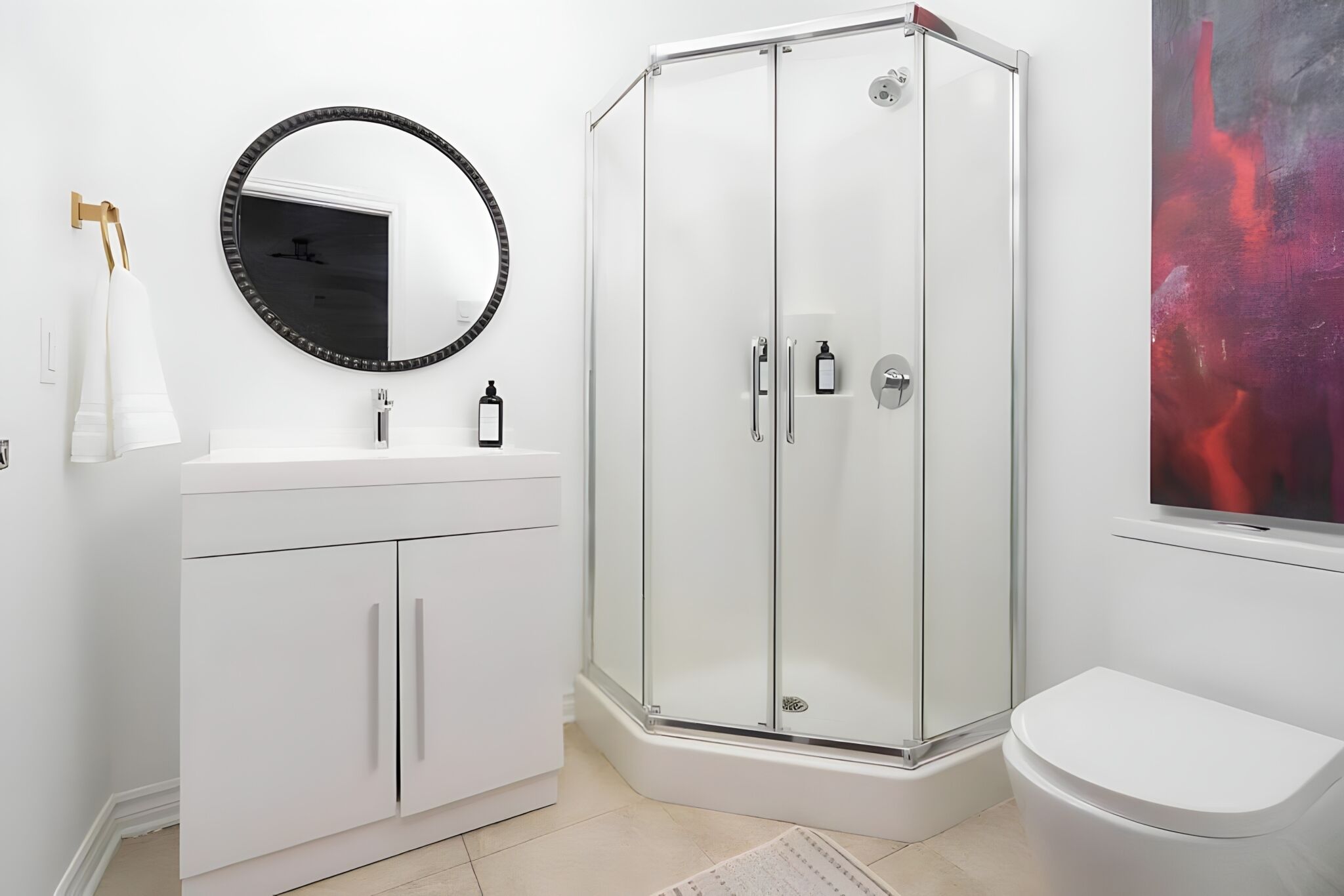 Douche, séchoir à cheveux, serviettes fournies, savon