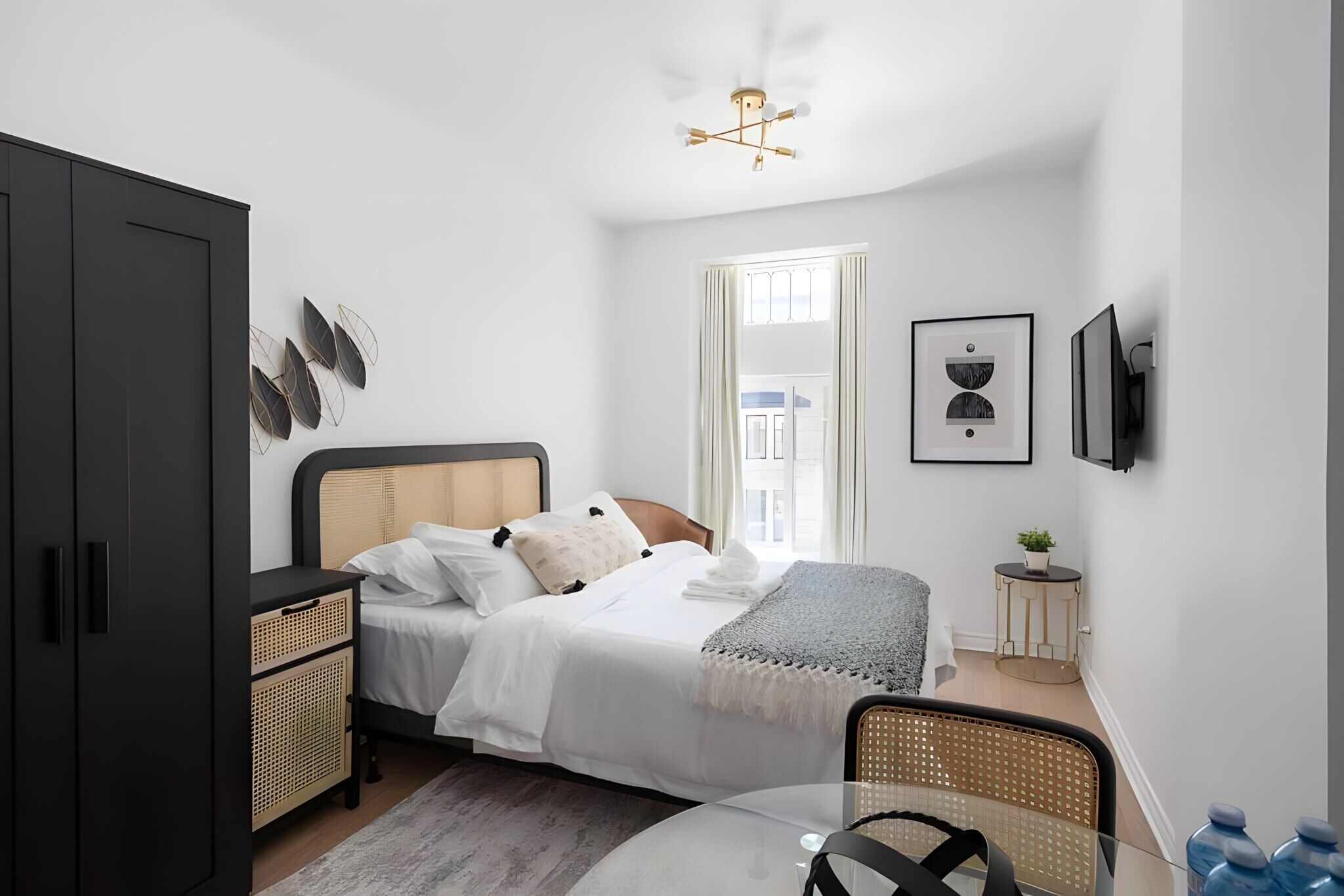 Classic Studio, 1 Queen Bed, Kitchenette, City View | Desk, free WiFi