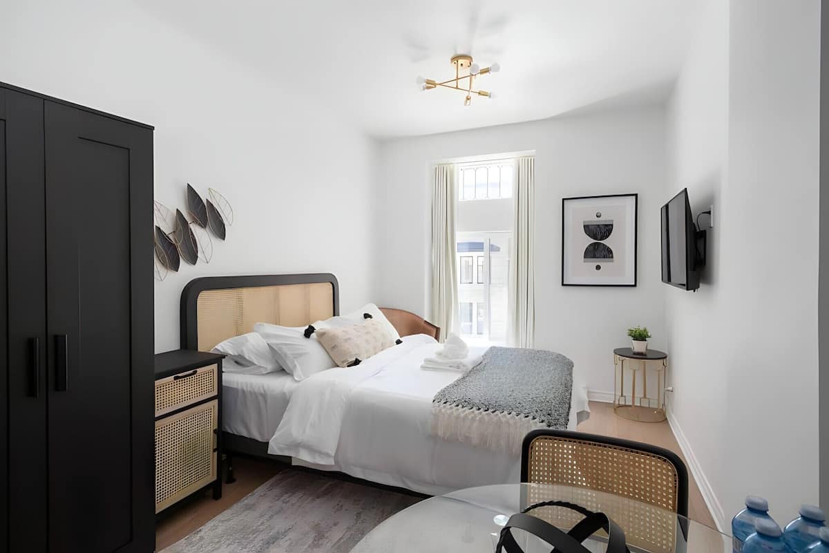 Classic Studio, 1 Queen Bed, Kitchenette, City View | Desk, free WiFi