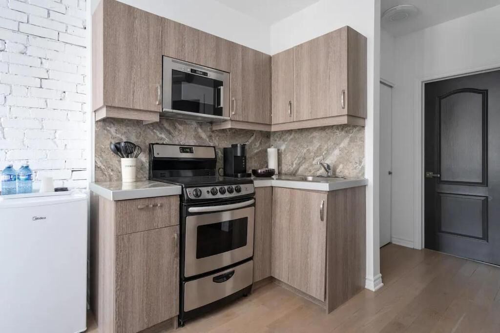 Studio classique, 1 grand lit, cuisinette, vue sur la ville | Cuisine privée | Réfrigérateur, four à micro-ondes, un four, surface de cuisson