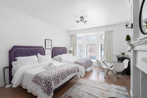 Family Apartment, City View | Desk, free WiFi - Drummond Tower (Montréal)