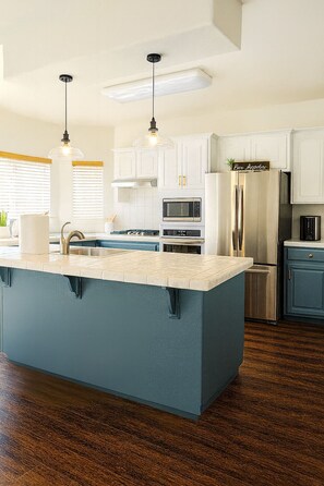 Private kitchen -  Spacious 4BR Home, w/ Large Pool + Jacuzzi (Fresno)