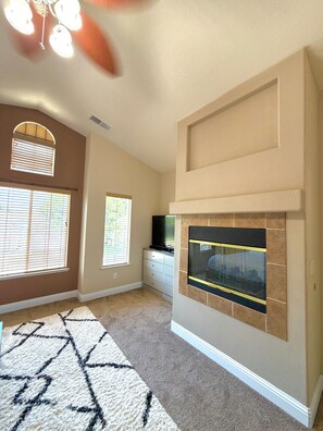 Interior -  Spacious 4BR Home, with Large Pool (Fresno)