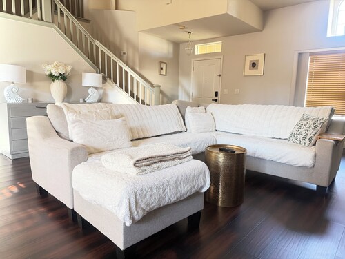  Spacious 4BR Home, w/ Large Pool + Jacuzzi