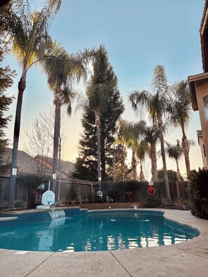 Outdoor pool -  Spacious 4BR Home, w/ Large Pool + Jacuzzi (Fresno)