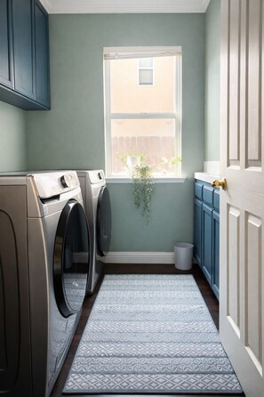 Interior -  Spacious 4BR Home, w/ Large Pool + Jacuzzi (Fresno)