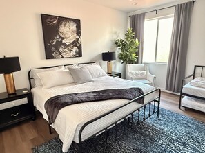 4 bedrooms, iron/ironing board, free WiFi, bed sheets - "New" "Paradise Cove" - Luxurious & Cozy @ Lake Powell (Page)