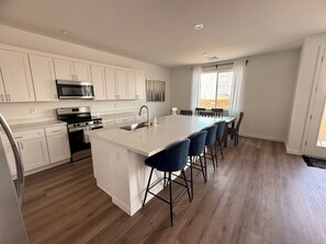 Fridge, microwave, oven, stovetop - "New" "Paradise Cove" - Luxurious & Cozy @ Lake Powell (Page)