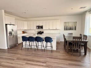 Dining - "New" "Paradise Cove" - Luxurious & Cozy @ Lake Powell (Page)