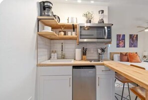 Mikrovågsugn, spishäll, diskmaskin och kaffe- och tebryggare