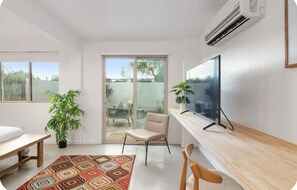 TV - Casetta Bella: Cozy Retreat 1 block from U of A (Tucson)