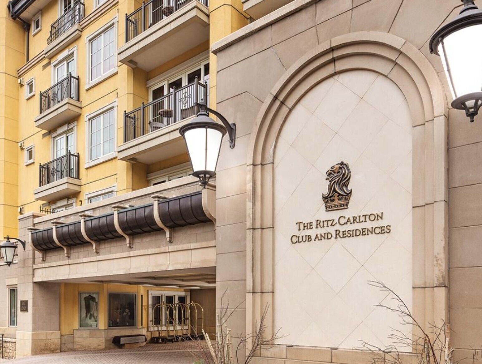 En byggnad med en skylt som visar texten: ”The Ritz-Carlton Club and Residences”.