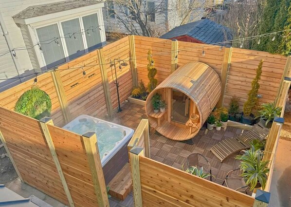 Outdoor spa tub - Warren 3BR Retreat: Sauna/Hot Tub | Walk to Dining (Warren)