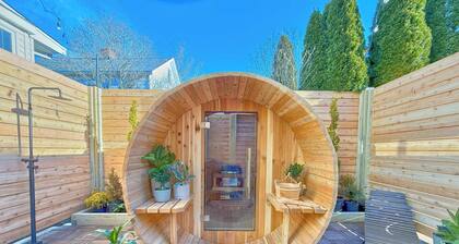 Warren 3BR Retreat: Sauna/Hot Tub | Walk to Dining