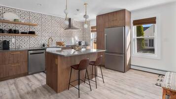 Køleskab, mikrobølgeovn, ovn, kogeplade