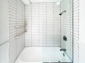 Douche, sèche-cheveux, serviettes fournies, shampoing