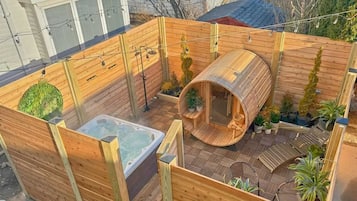 Outdoor spa tub