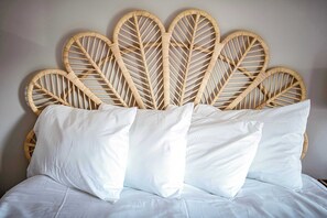 Escritorio, tabla de planchar con plancha, cuna de viaje y wifi 