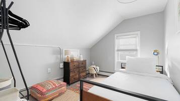 3 bedrooms, desk, iron/ironing board, travel cot