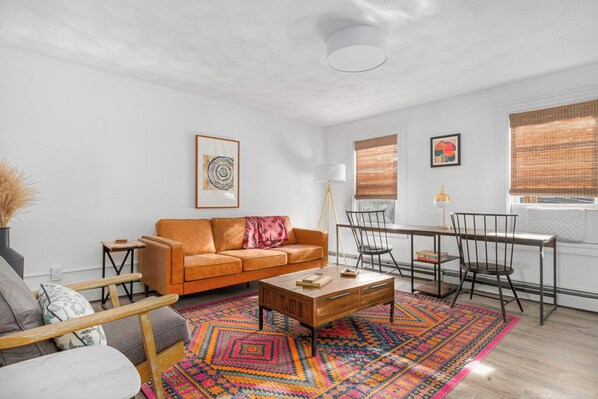 TV, offices - Warren 1BR Spa Escape | Walkable & Waterfront (Warren)