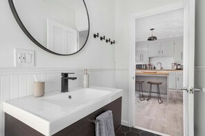 Shower, hair dryer, towels, shampoo - Warren 1BR Spa Escape | Walkable & Waterfront (Warren)