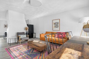 TV, offices - The Return to Woods - Newly Designed & Renovated (Warren)