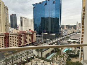 Property grounds - Vintage Vegas Mob Themed Suite: Killer views! 1 bedroom, full kitchen, balcony (Las Vegas)