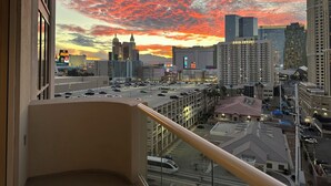 Stadtansicht mit Sonnenuntergang, einschließlich des Park MGM Hotels und der umliegenden Gebäude.