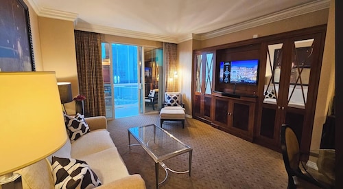 Classic Vegas: Killer views! Large living room, full kitchen, walk out balcony