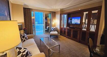 Classic Vegas: Killer views! Large living room, full kitchen, walk out balcony