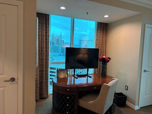 Interior - Vintage Vegas Mob Themed Suite: Killer views! 1 bedroom, full kitchen, balcony (Las Vegas)