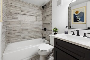 Dusch, handdukar, tvål och schampo