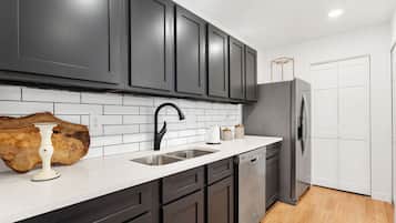 Réfrigérateur, four à micro-ondes, un four, surface de cuisson