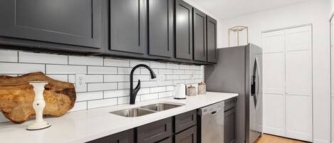 Frigorifero, microonde, forno, piano cottura