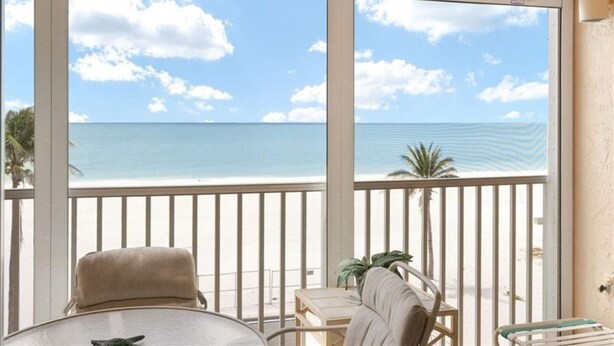 Un balcone con vista sulla spiaggia e sull'oceano.