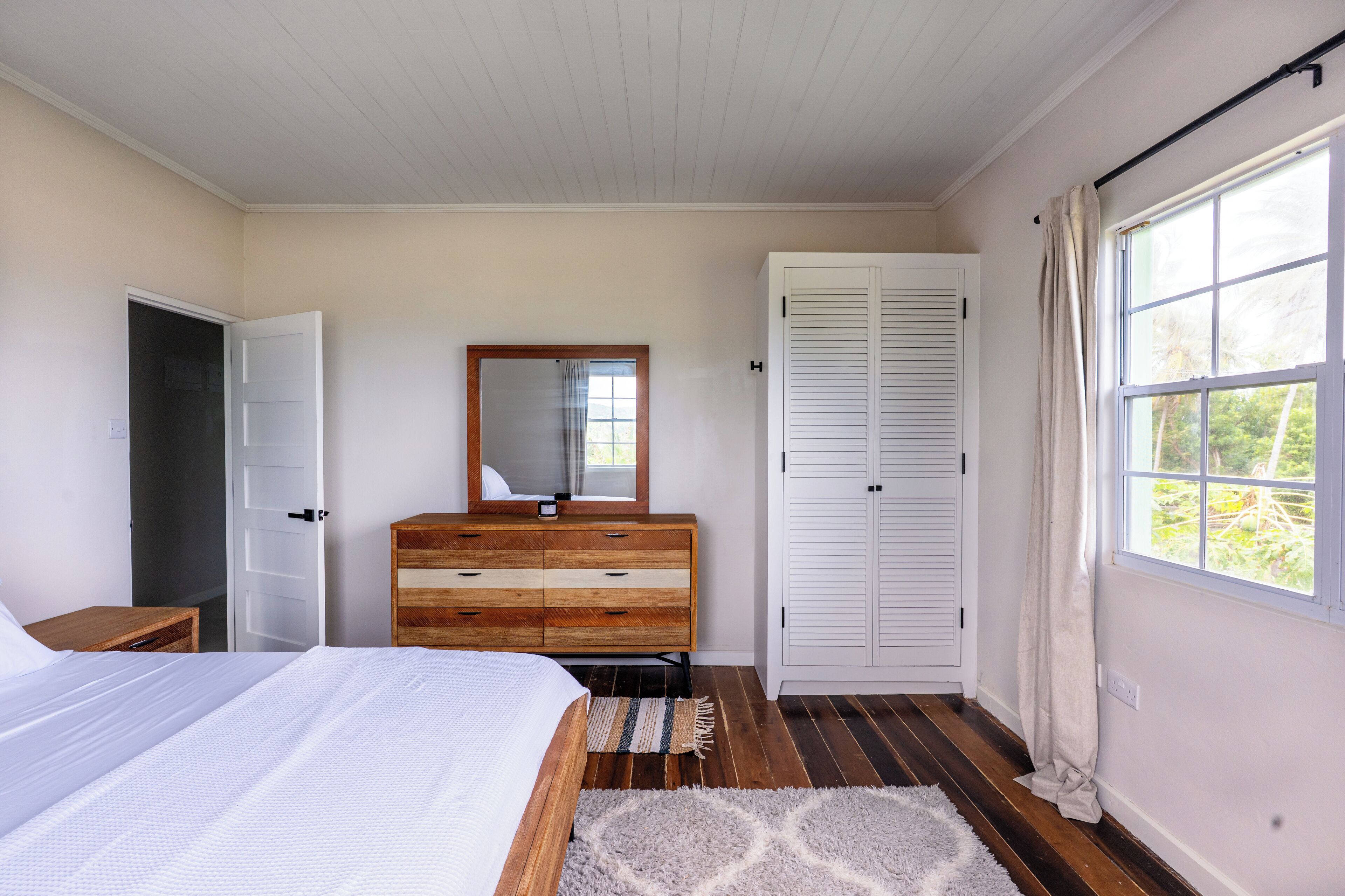 3 chambres, coffres-forts dans les chambres, bureau