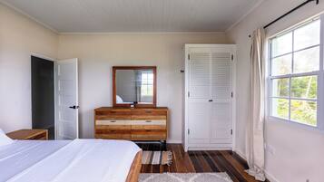 3 chambres, coffres-forts dans les chambres, bureau