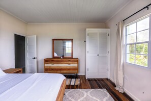 3 bedrooms, in-room safe, desk, iron/ironing board