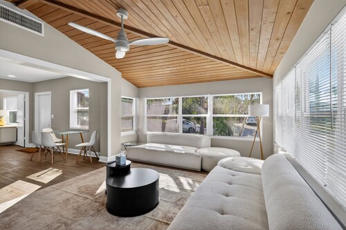 Minutes to Beach • Dog Friendly • BBQ •Patio