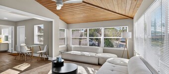 Minutes to Beach • Dog Friendly • BBQ •Patio